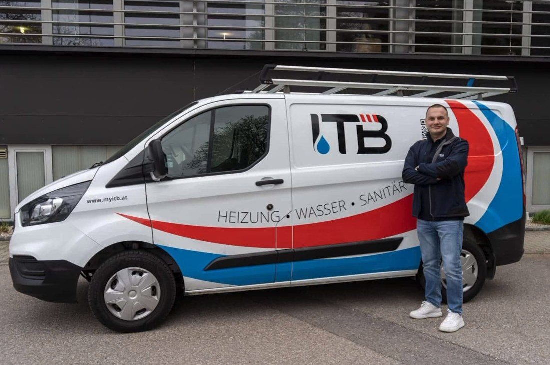 Installateurmeister Ivan Biljesko vor dem ITB-Firmenwagen in Attnang-Puchheim