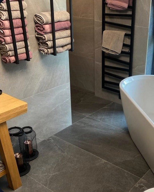 Bad mit freistehender Wanne und Handtuchheizkörper