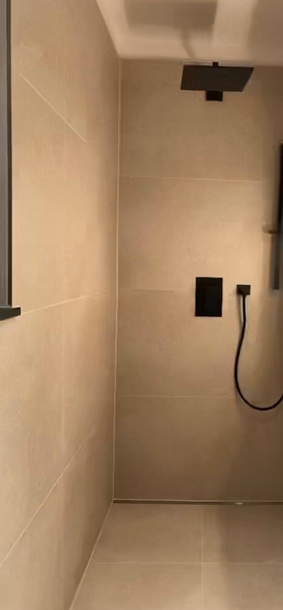 Dusche mit Unterputz-Armatur in Beige