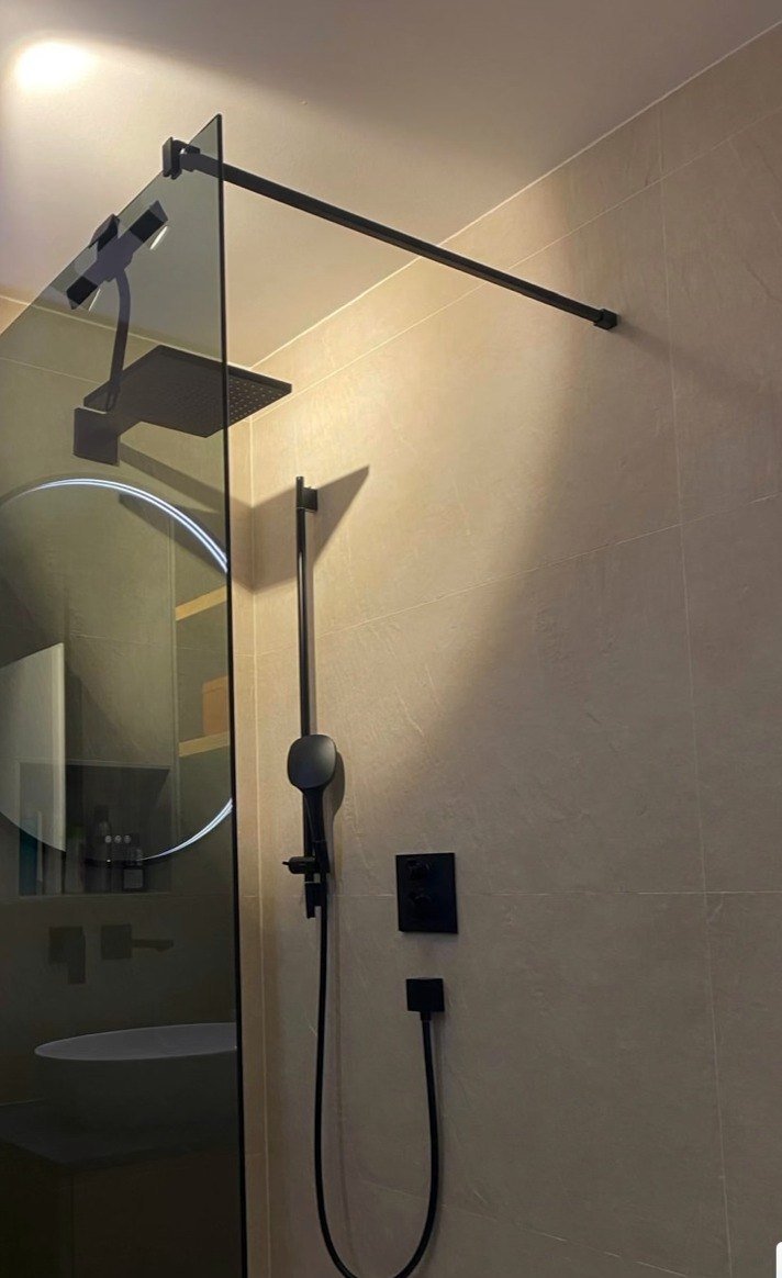 Walk-in-Dusche mit schwarzer Armatur
